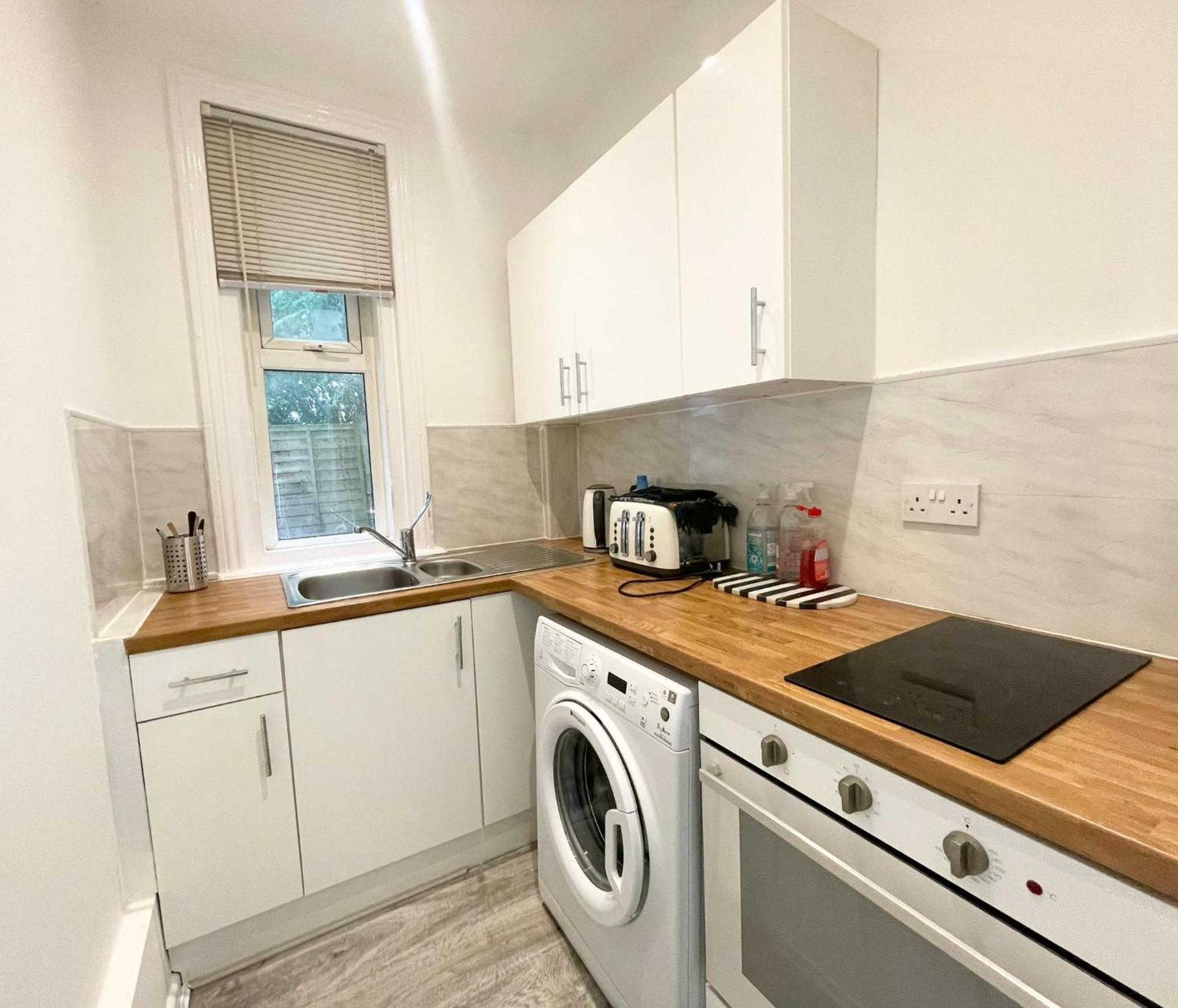 3 Methuen Close * Борнмут